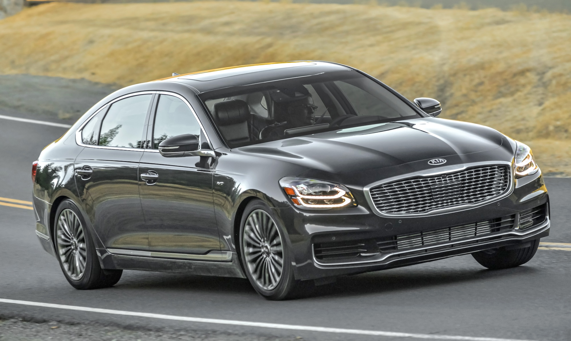 The 2020 Kia K900 on the road