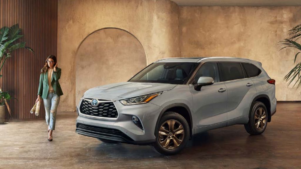 The 2022 Toyota Highlander near a building