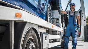 Tow driver drive loads up a car