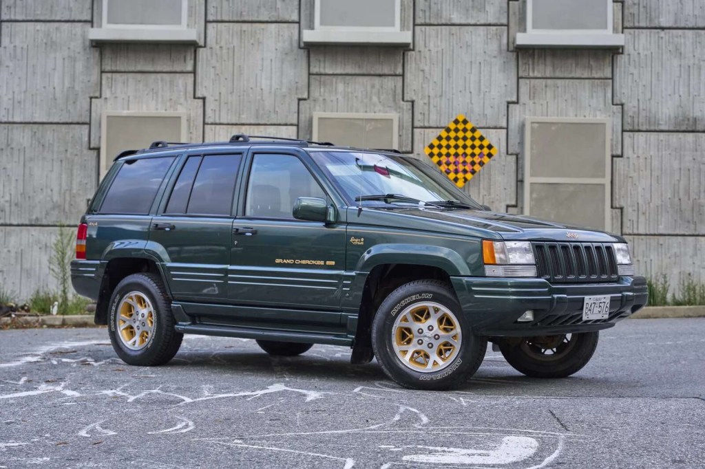 A dark green 1998 Jeep Grand Cherokee Limited V8 4×4 parked in far right front angle view