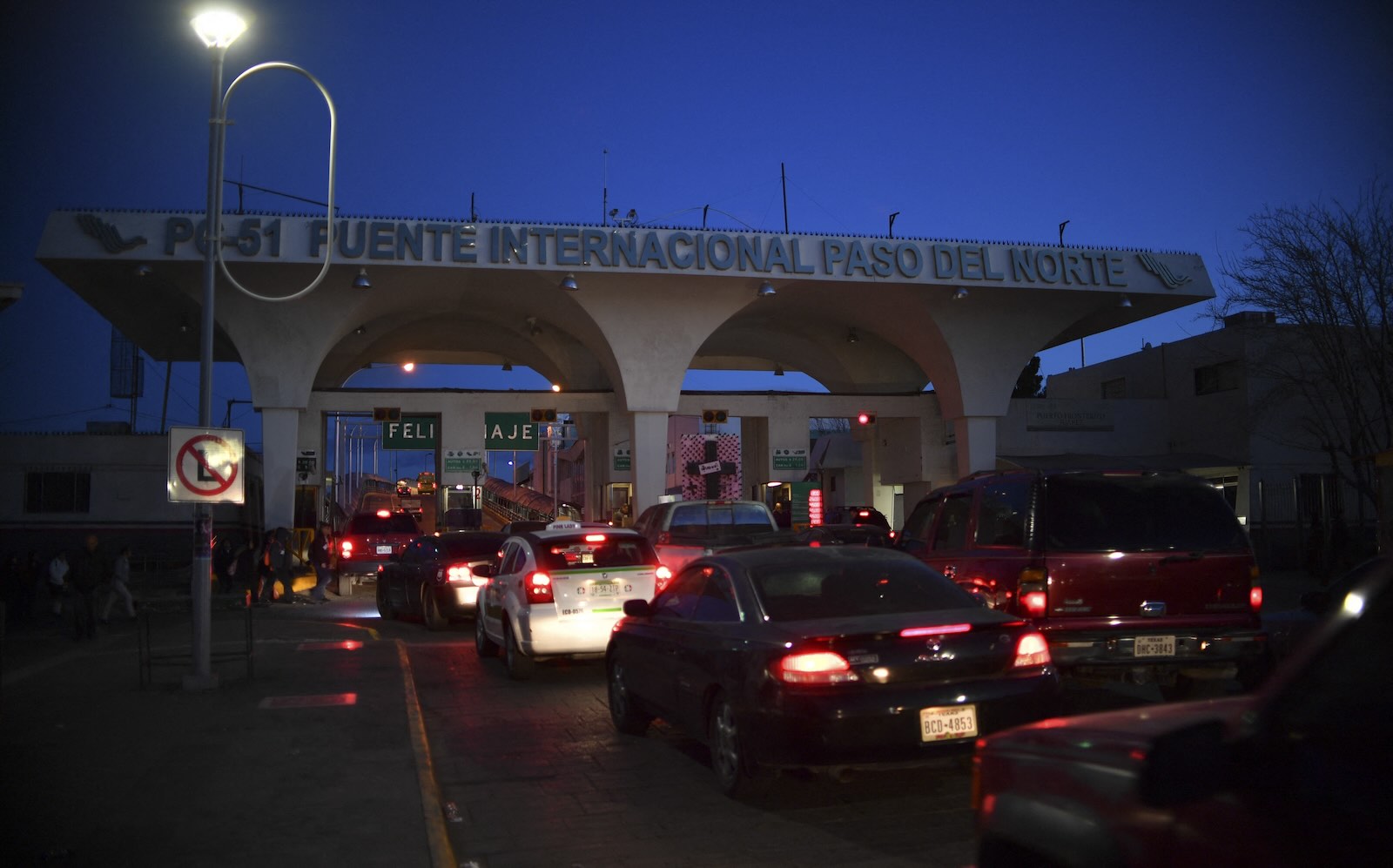 Cars waiting in line at the El Paso Mexico/US border crossing.