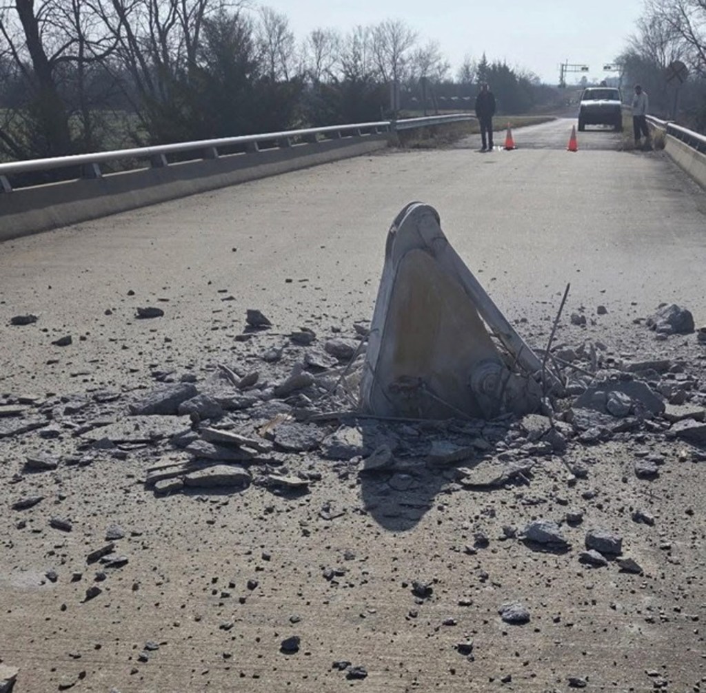 semi-bridge-excavator-kansas-hole-road