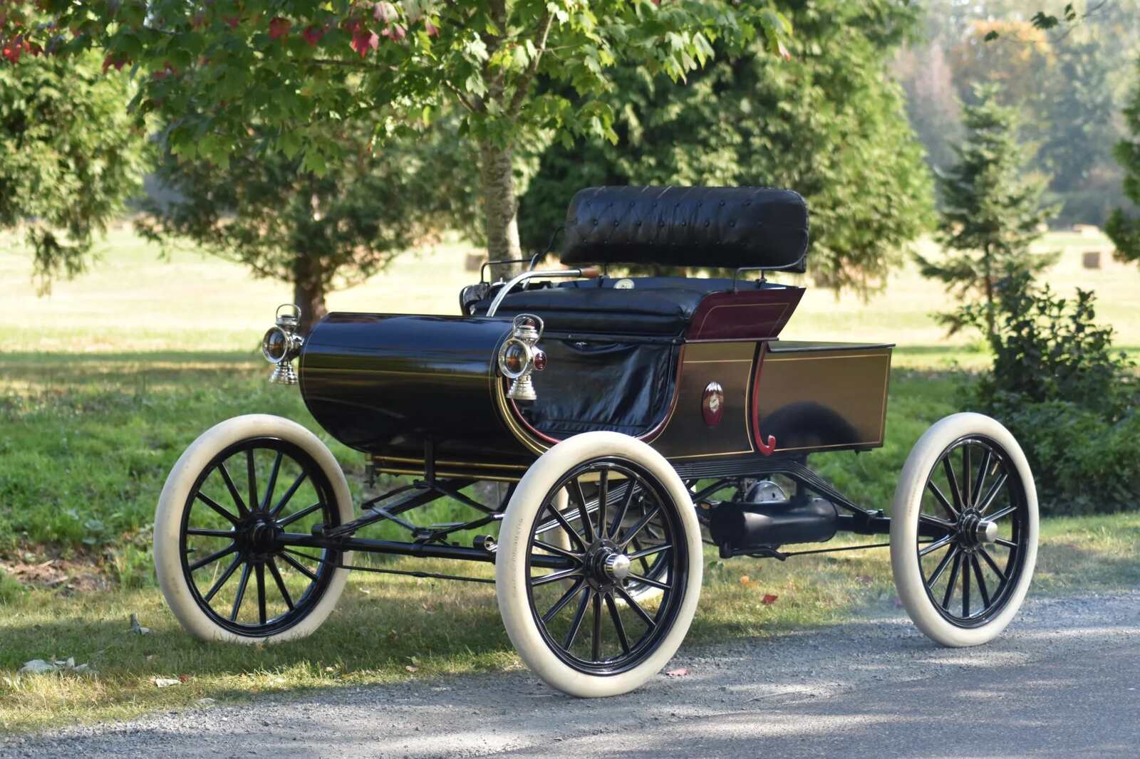 A 1903 Oldsmobile Curved Dash parked in left front angle view