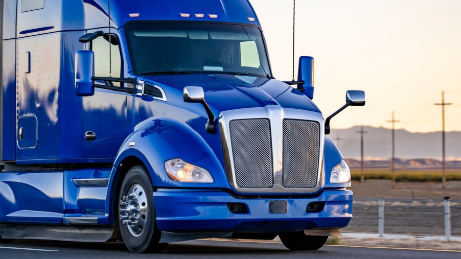 Bright-blue-powerful-big-rig-semi-truck