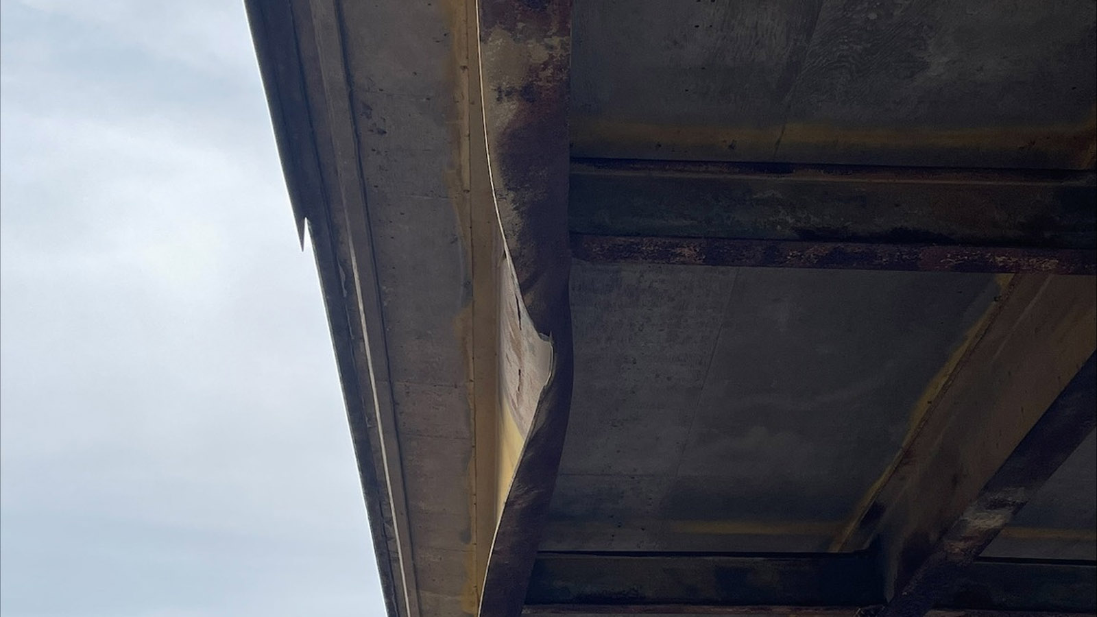 Oklahoma-Turnpike-Authority-semi-damages-bridges