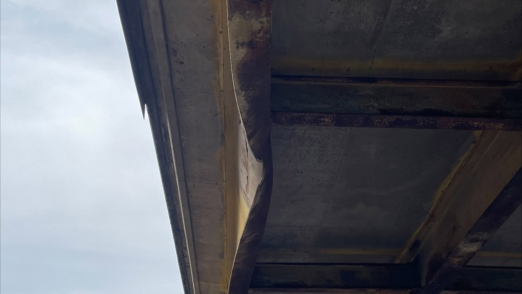 Oklahoma-Turnpike-Authority-semi-damages-bridges