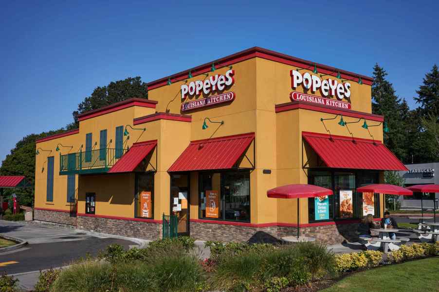 A Popeyes restaurant with blue sky behind