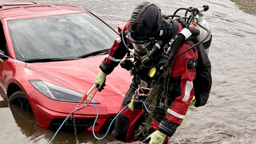 C8-Corvette-Stingray-pond