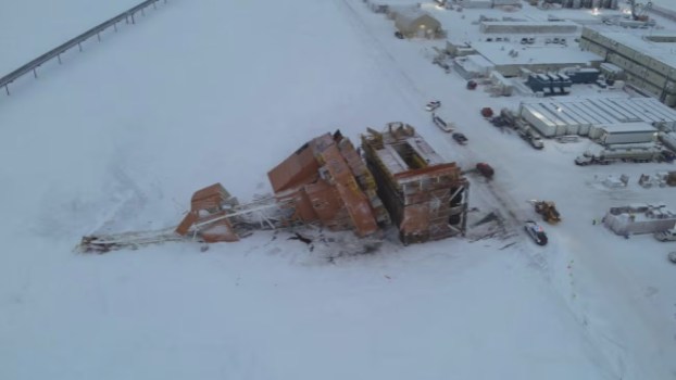 oil-drilling-rig-topples-over