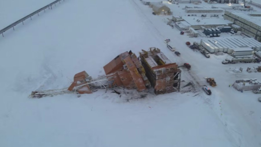 oil-drilling-rig-topples-over