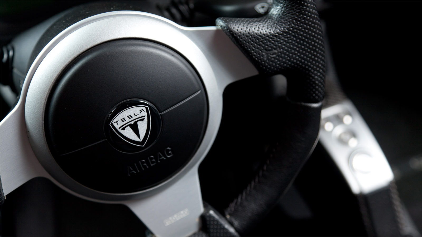 Tesla-Roadster-steering-wheel