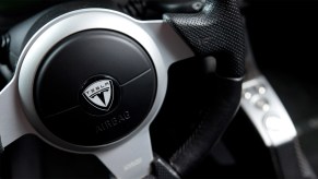Tesla-Roadster-steering-wheel