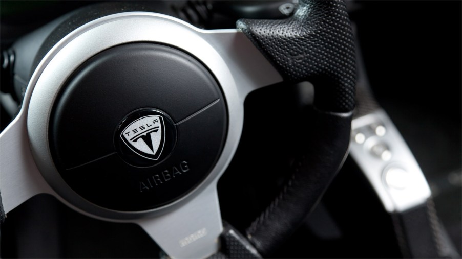 Tesla-Roadster-steering-wheel