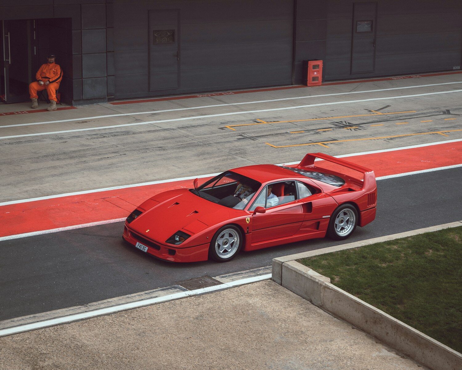 Lewis Hamilton Build Lewis Hamilton Drifts Through Tokyo in a Ferrari F40 With Kim ...