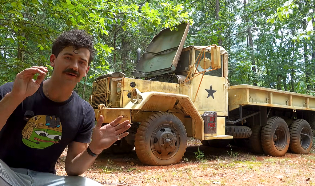 い He Bought an Abandoned Military Truck for $2,500—and Ran It on